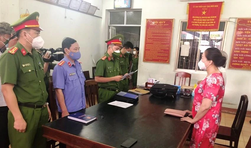 Tống đạt quyết định khởi tố bị can, thực hiện lệnh bắt tạm giam đối với bà Ngô Thị Điều. Ảnh: vkspy.gov.vn Tống đạt quyết định khởi tố bị can, thực hiện lệnh bắt tạm giam đối với bà Ngô Thị Điều. Ảnh: vkspy.gov.vn