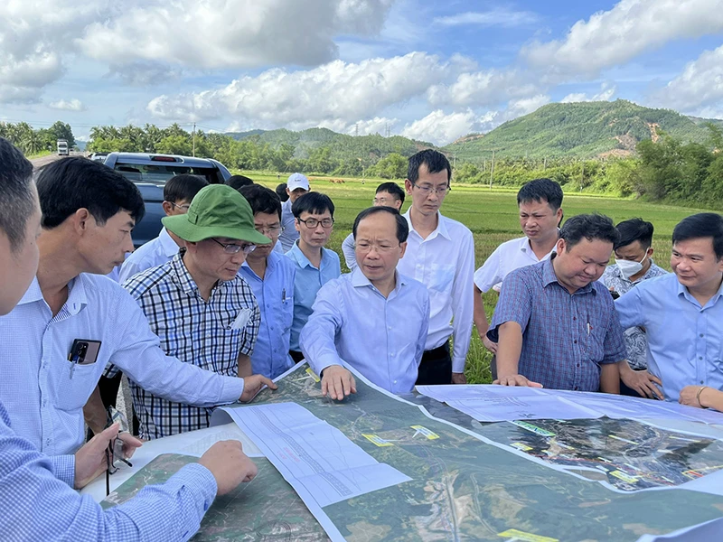 Bộ Giao thông vận tải cùng các cơ quan chức năng kiểm tra thực địa dự án cao tốc Bắc- Nam đoạn qua Phú Yên. Ảnh: CTV Bộ Giao thông vận tải cùng các cơ quan chức năng kiểm tra thực địa dự án cao tốc Bắc- Nam đoạn qua Phú Yên. Ảnh: CTV
