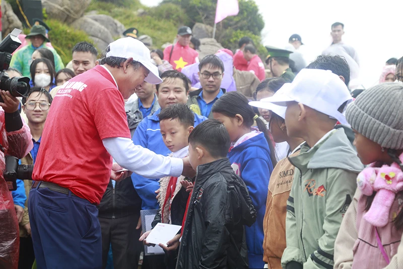 Ông Trương Hòa Bình, nguyên Ủy viên Bộ Chính trị, nguyên Phó Thủ tướng thường trực Chính phủ trao học bổng cho học sinh Phú Yên. Ảnh: THNAH HOÀNG Ông Trương Hòa Bình, nguyên Ủy viên Bộ Chính trị, nguyên Phó Thủ tướng thường trực Chính phủ trao học bổng cho học sinh Phú Yên. Ảnh: THNAH HOÀNG