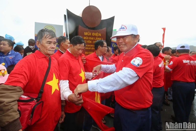 Ông Trương Hòa Bình, nguyên Ủy viên Bộ Chính trị, nguyên Phó Thủ tướng thường trực Chính phủ trao tặng cờ Tổ quốc cho ngư dân. Ảnh: THANH HOÀNG Ông Trương Hòa Bình, nguyên Ủy viên Bộ Chính trị, nguyên Phó Thủ tướng thường trực Chính phủ trao tặng cờ Tổ quốc cho ngư dân. Ảnh: THANH HOÀNG