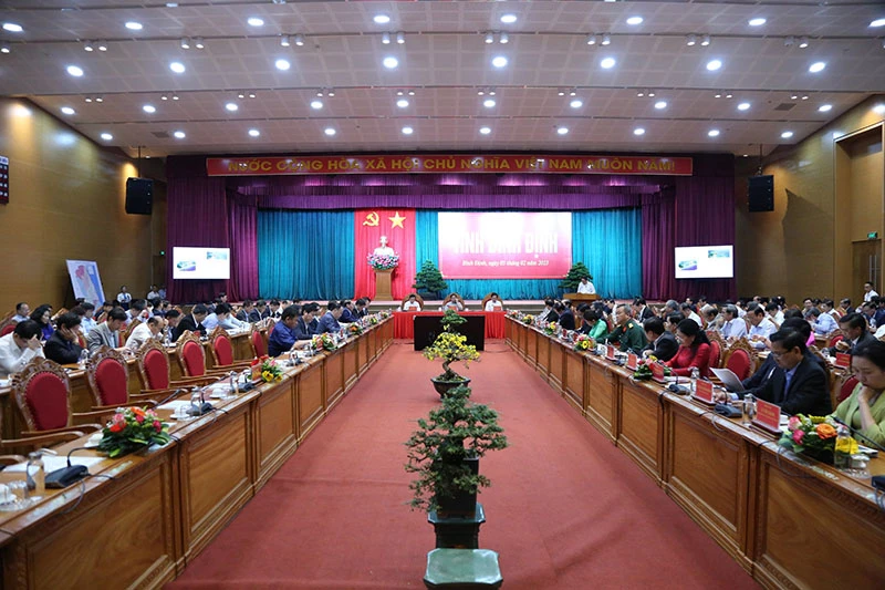 Đoàn công tác của Chính phủ làm việc với Ban Thường vụ Tỉnh ủy Bình Định về tình hình phát triển kinh tế - xã hội. Ảnh: LÂM THIÊN Đoàn công tác của Chính phủ làm việc với Ban Thường vụ Tỉnh ủy Bình Định về tình hình phát triển kinh tế - xã hội. Ảnh: LÂM THIÊN