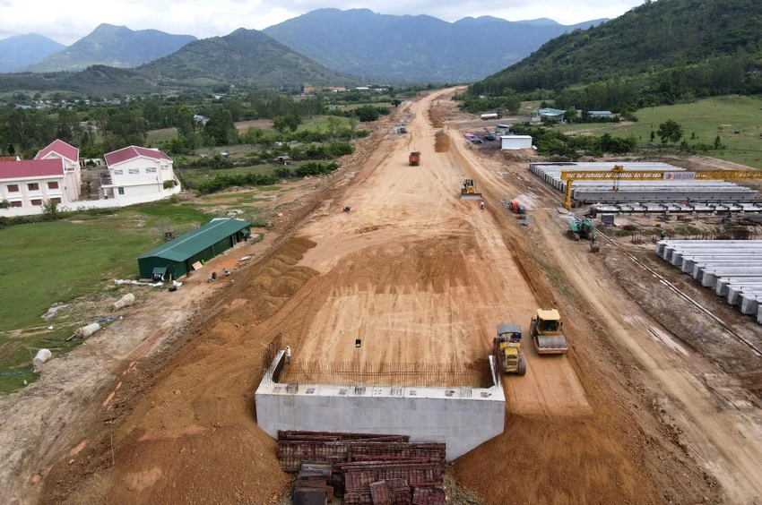 Thi công cao tốc Cam Lâm - Vĩnh Hảo. Ảnh: HUỲNH HẢI Thi công cao tốc Cam Lâm - Vĩnh Hảo. Ảnh: HUỲNH HẢI