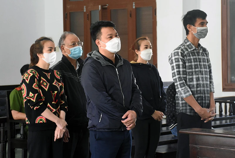 Các bị cáo nghe tòa tuyên án. Ảnh: VŨ XUÂN Các bị cáo nghe tòa tuyên án. Ảnh: VŨ XUÂN
