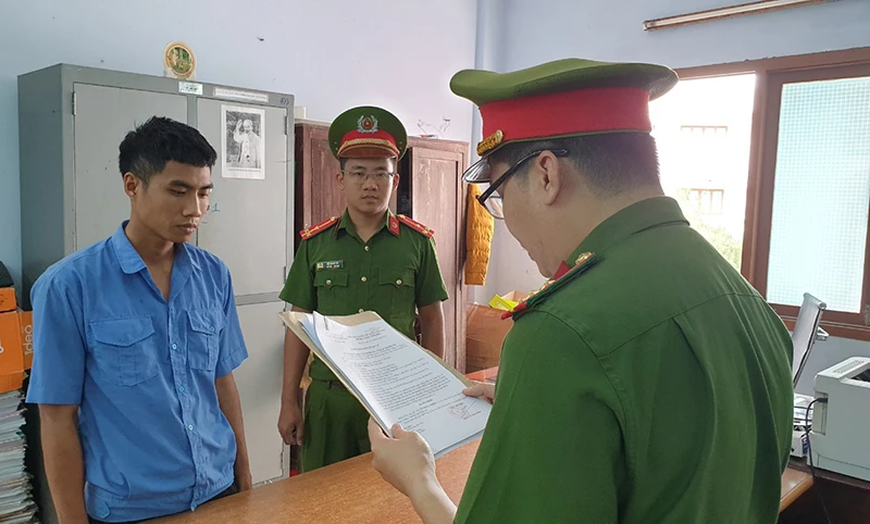 Tống đạt quyết định khởi tố bị can đối với đăng kiểm viên Võ Quốc Nhiên. Ảnh: CACC Tống đạt quyết định khởi tố bị can đối với đăng kiểm viên Võ Quốc Nhiên. Ảnh: CACC