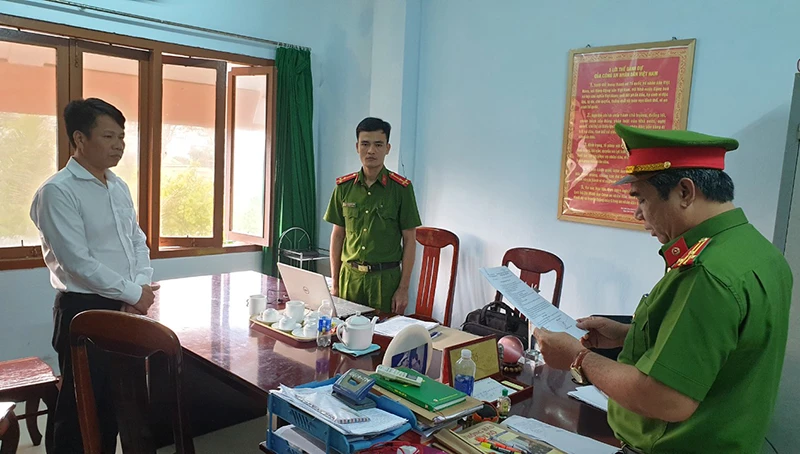 Tống đạt quyết định khởi tố bị can đối với Phan Trung Hiếu, Phó giám đốc Công ty TNHH Đăng kiểm Bách Việt. Ảnh: CACC Tống đạt quyết định khởi tố bị can đối với Phan Trung Hiếu, Phó giám đốc Công ty TNHH Đăng kiểm Bách Việt. Ảnh: CACC