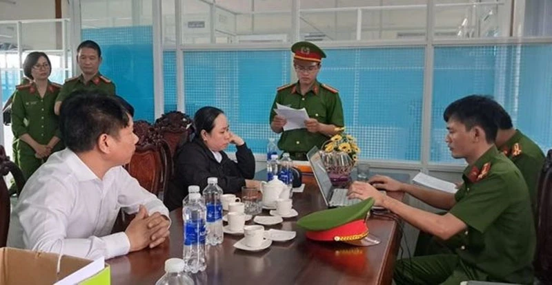 Tống đạt quyết định khởi tố bị can đối với Nguyễn Thị Phấn, thủ quỹ Trung tâm đăng kiểm 78-02D. Ảnh: CACC Tống đạt quyết định khởi tố bị can đối với Nguyễn Thị Phấn, thủ quỹ Trung tâm đăng kiểm 78-02D. Ảnh: CACC