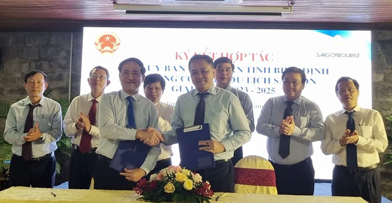 Đại diện UBND tỉnh Bình Định và Saigontourist Group trao bản thỏa thuận hợp tác vừa được ký kết. Ảnh: TL