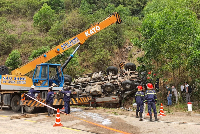 Lực lượng cứu hộ đưa các nạn nhân ra ngoài. Ảnh: MINH KHÔI Lực lượng cứu hộ đưa các nạn nhân ra ngoài. Ảnh: MINH KHÔI