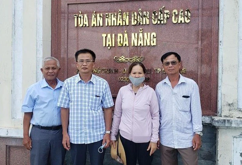 Những người thừa kế thứ nhất của ông Huỳnh Chiếm Phái tại TAND Cấp cao tại Đà Nẵng hồi tháng 5-2022. Ảnh: TẤM AN Những người thừa kế thứ nhất của ông Huỳnh Chiếm Phái tại TAND Cấp cao tại Đà Nẵng hồi tháng 5-2022. Ảnh: TẤM AN