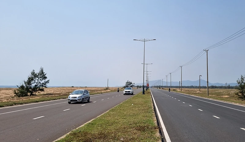 Đoạn đường sẽ bị nắn lệch về phía tây hơn 200 m. Ảnh: TẤN LỘC Đoạn đường sẽ bị nắn lệch về phía tây hơn 200 m. Ảnh: TẤN LỘC