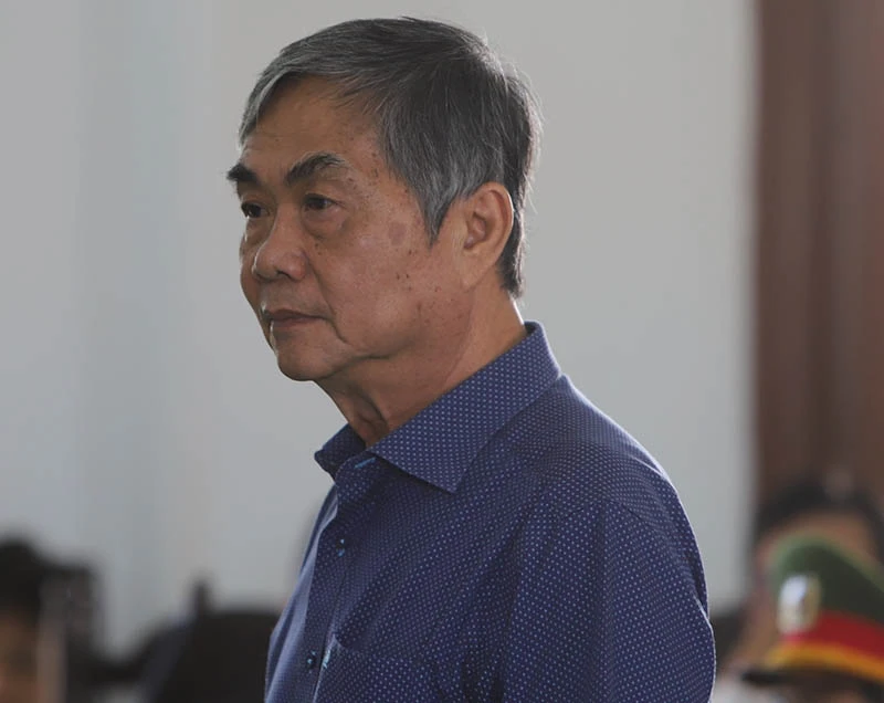 Bị cáo Nguyễn Chí Hiến, cựu Phó chủ tịch thường trực UBND tỉnh Phú Yên tại phiên tòa phúc thẩm. Ảnh: XN Bị cáo Nguyễn Chí Hiến, cựu Phó chủ tịch thường trực UBND tỉnh Phú Yên tại phiên tòa phúc thẩm. Ảnh: XN