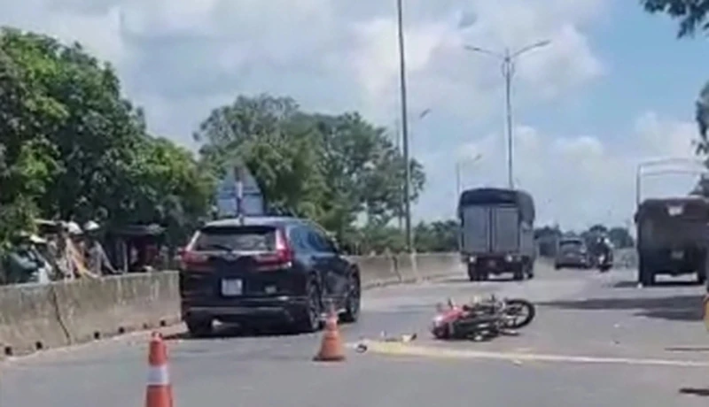 Chiếc xe máy ngã xuống do vấp phải mặt đường gồ ghề. Ảnh: CTV Chiếc xe máy ngã xuống do vấp phải mặt đường gồ ghề. Ảnh: CTV
