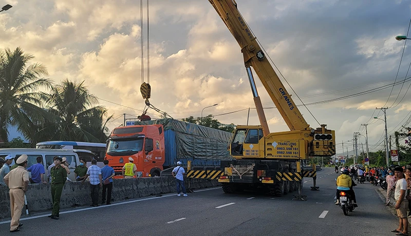 Cẩu kéo xe đầu kéo để giải phóng hiện trường vụ tai nạn. Ảnh: BT Cẩu kéo xe đầu kéo để giải phóng hiện trường vụ tai nạn. Ảnh: BT