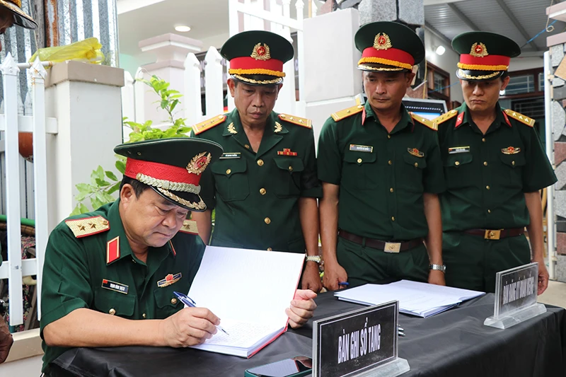 Trung tướng Trịnh Đình Thạch, Bí thư Đảng ủy, Chính ủy Quân Khu 5 ghi vào sổ tang. Ảnh: VŨ XUÂN Trung tướng Trịnh Đình Thạch, Bí thư Đảng ủy, Chính ủy Quân Khu 5 ghi vào sổ tang. Ảnh: VŨ XUÂN
