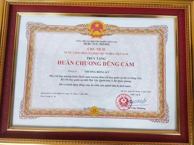 Chủ tịch nước truy tặng huân chương Dũng cảm cho Trung tá Trương Hồng Kỳ. Chủ tịch nước truy tặng huân chương Dũng cảm cho Trung tá Trương Hồng Kỳ.