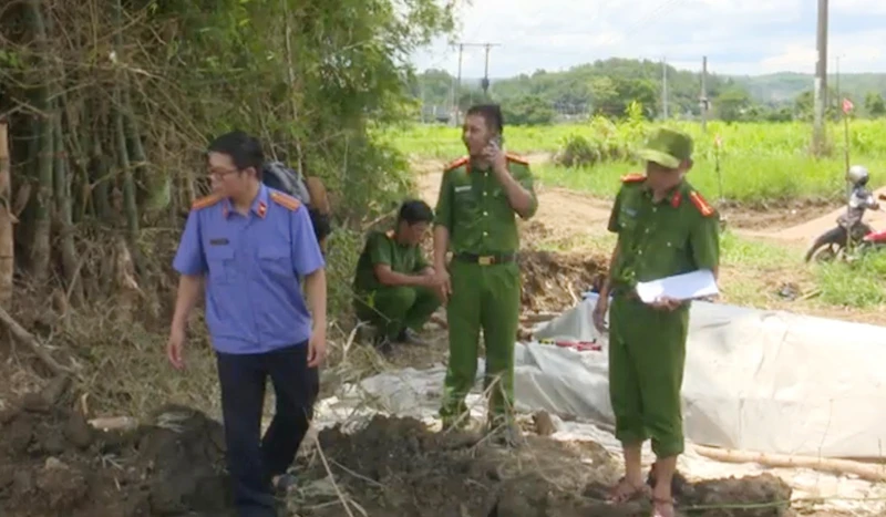 Lực lượng chức năng khám nghiệm hiện trường vụ tai nạn lao động ở Tuy An. Ảnh: KHẮC NHO Lực lượng chức năng khám nghiệm hiện trường vụ tai nạn lao động ở Tuy An. Ảnh: KHẮC NHO
