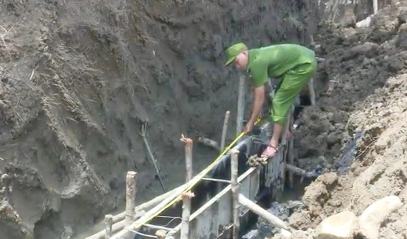 Khu vực bị sập mái ta luy. Ảnh: KHẮC NHO Khu vực bị sập mái ta luy. Ảnh: KHẮC NHO