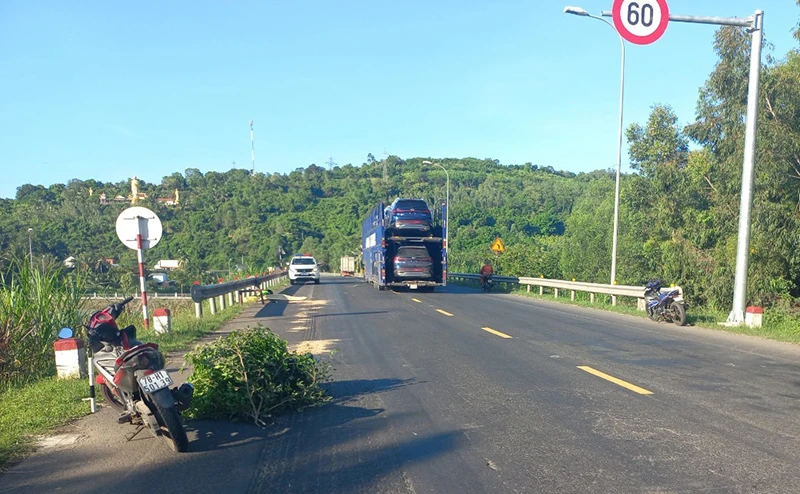 Công an ở Phú Yên đang truy tìm xe đầu kéo bỏ chạy sau khi va chạm làm chết người
