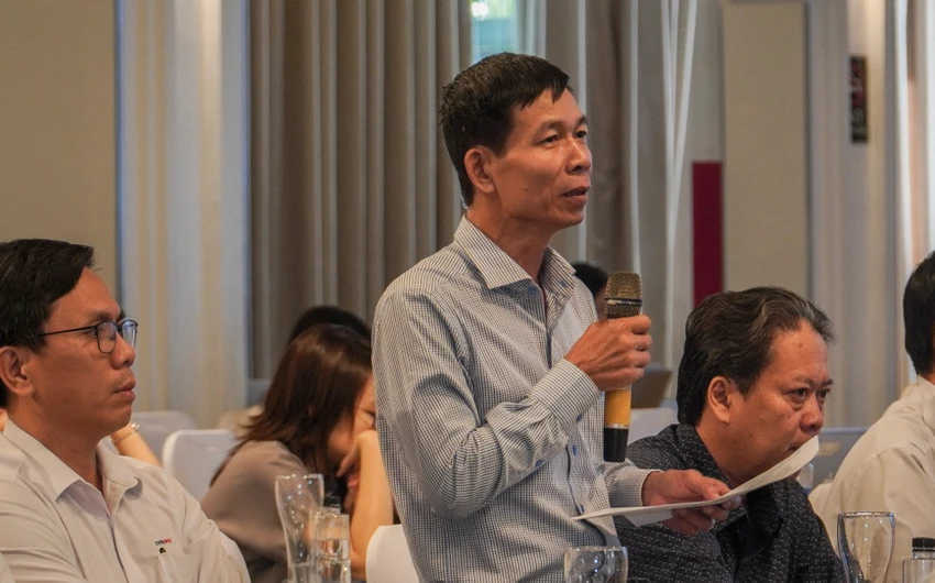 Ông Nguyễn Văn Minh, Phó chủ tịch UBND TP Nha Trang, trả lời các kiến nghị của doanh nghiệp. Ảnh: XUÂN HOÁT