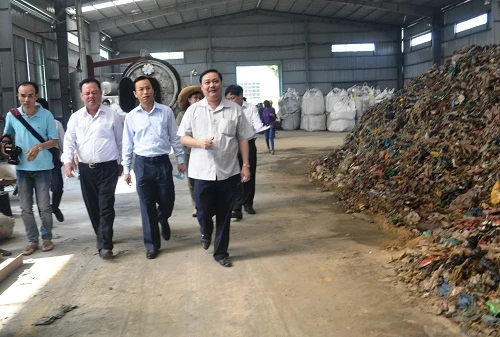 Bí thư Thành ủy Đà Nẵng xuống hiện trường kiểm tra bãi rác ô nhiễm ảnh 1 Bí thư Thành ủy Đà Nẵng xuống hiện trường kiểm tra bãi rác ô nhiễm ảnh 1
