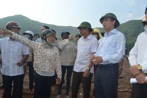 Bí thư Thành ủy Đà Nẵng xuống hiện trường kiểm tra bãi rác ô nhiễm ảnh 3 Bí thư Thành ủy Đà Nẵng xuống hiện trường kiểm tra bãi rác ô nhiễm ảnh 3