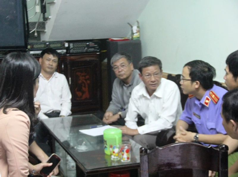 Leo lên nhà chữa cháy, một người tử vong do ngạt ảnh 2 Leo lên nhà chữa cháy, một người tử vong do ngạt ảnh 2