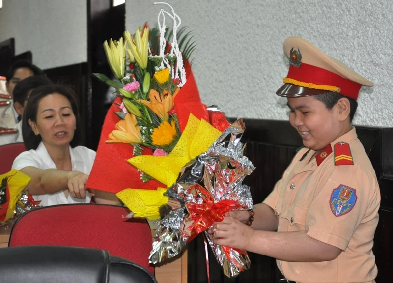 Cậu bé ung thư ở Đà Nẵng lần thứ 2 khoác áo CSGT ảnh 1 Cậu bé ung thư ở Đà Nẵng lần thứ 2 khoác áo CSGT ảnh 1