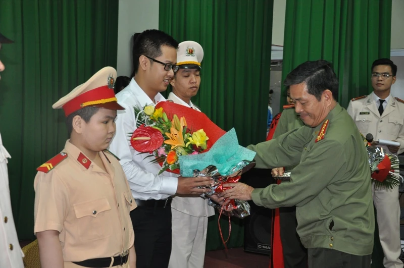 Cậu bé ung thư ở Đà Nẵng lần thứ 2 khoác áo CSGT ảnh 2 Cậu bé ung thư ở Đà Nẵng lần thứ 2 khoác áo CSGT ảnh 2