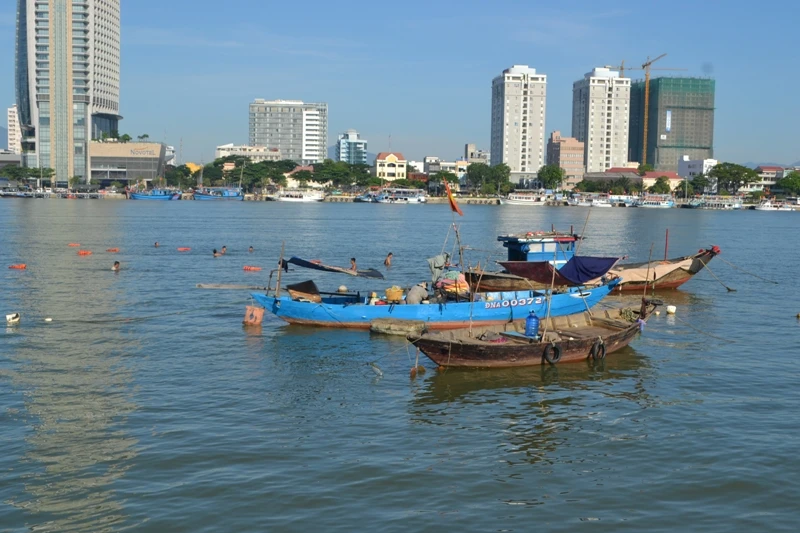 Đặc công nước lặn tìm các nạn nhân vụ chìm tàu trên sông Hàn ảnh 2
