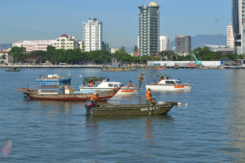 Đặc công nước lặn tìm các nạn nhân vụ chìm tàu trên sông Hàn ảnh 5