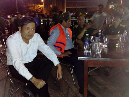 Tàu du lịch chìm trên sông Hàn: Sáng nay, ngư dân sẽ tìm 3 người mất tích ảnh 1 Tàu du lịch chìm trên sông Hàn: Sáng nay, ngư dân sẽ tìm 3 người mất tích ảnh 1