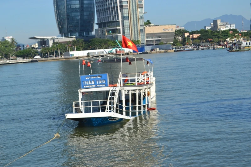 Vụ chìm tàu trên sông Hàn: Chở quá tải, không có giấy phép xuất bến ảnh 1 Vụ chìm tàu trên sông Hàn: Chở quá tải, không có giấy phép xuất bến ảnh 1