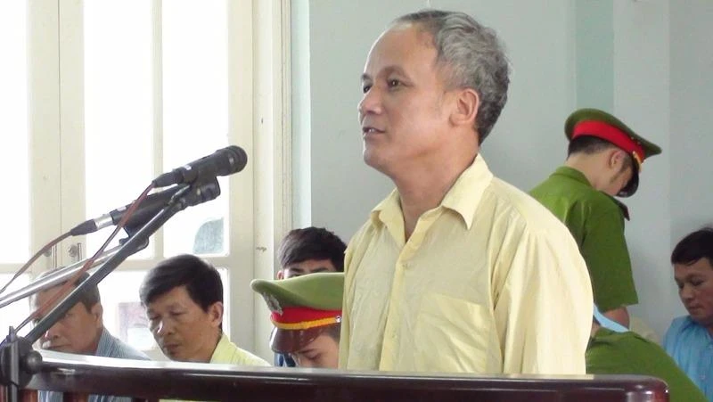 7 cán bộ hầu tòa vì nhận tiền hối lộ của lâm tặc ảnh 2 Bị cáo Tam, cầm đầu đường dây
