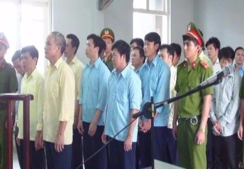 7 cán bộ hầu tòa vì nhận tiền hối lộ của lâm tặc ảnh 1 Các bị cáo trong đường dây phá rừng hầu tòa