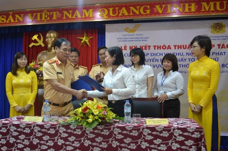 Người vi phạm nộp tiền phạt và nhận lại giấy tờ xe qua đường bưu điện.