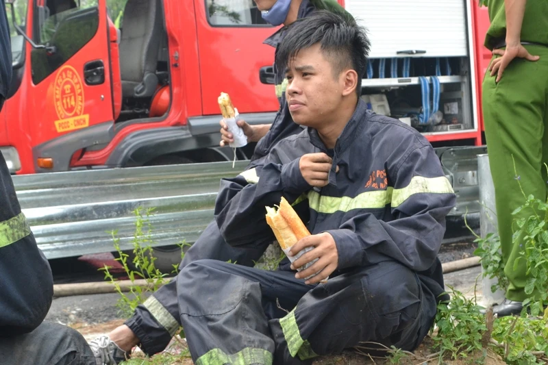 Ổ bánh mỳ lót dạ sau mấy giờ đồng hồ vật lộn với giặc lửa. Ảnh: TT
