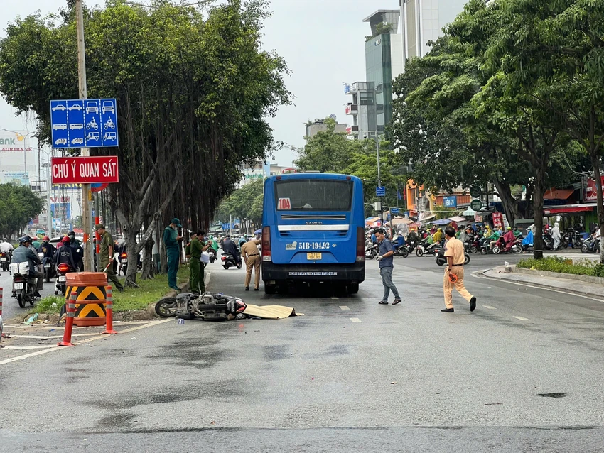TP.HCM: Tai nạn giữa xe buýt và xe máy khiến 1 người tử vong
