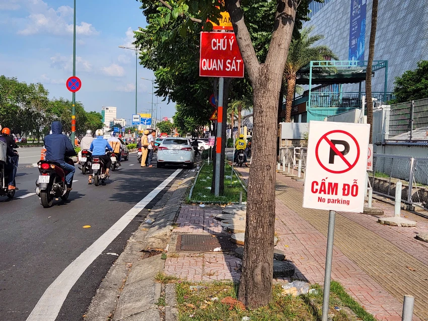 csgt-xu-phat-hang-tram-o-to-dung-do-sai-quy-dinh-tren-duong-pham-van-dong.jpg