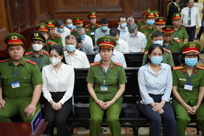 Bị cáo Mai Thị Hồng Hạnh (hàng đầu áo xanh) đưa hối lộ tổng cộng 31,5 tỉ đồng cho nhiều quan chức. Ảnh: THUẬN VĂN