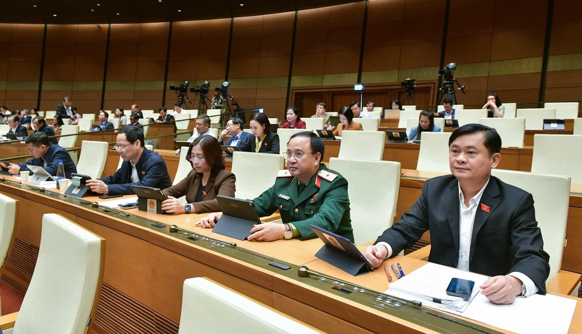 Các đại biểu biểu quyết thông qua Luật sửa đổi, bổ sung một số điều của Luật Sĩ quan quân đội nhân dân Việt Nam. Ảnh: PHẠM THẮNG
