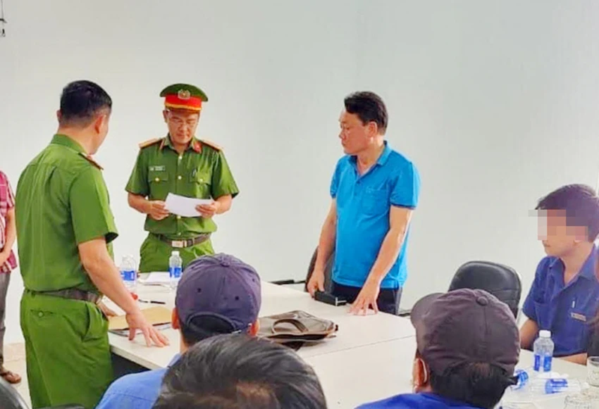 Tống đạt quyết định khởi tố bị can, bắt giam đối với ông Trần Minh Lượng. Ảnh: CA.