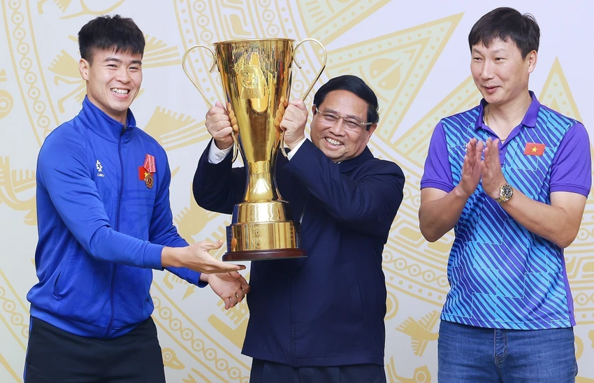 Thủ tướng mong tuyển Việt Nam vươn mình với những chiến thắng lớn hơn