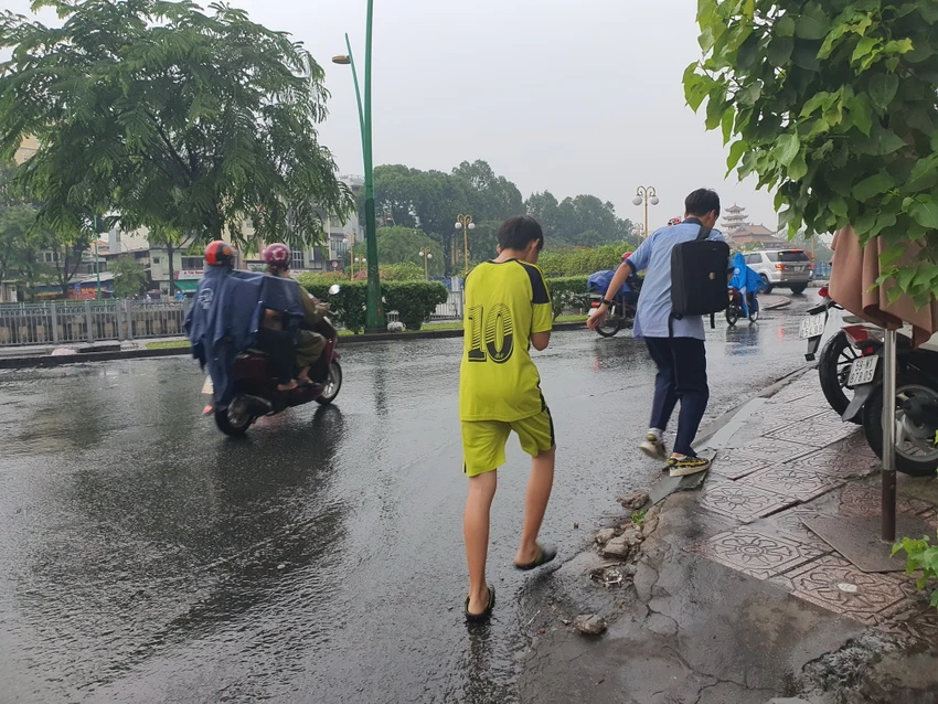 Lưu ý khi đi bộ trên đường để không bị xử phạt. Ảnh: TN