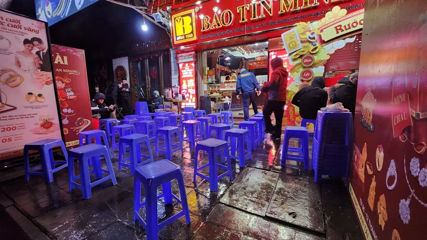 bat-chap-mua-ret-nguoi-dan-o-ha-noi-van-cho-mua-vang-ngay-via-than-tai-tu-3-gio-sang.jpg