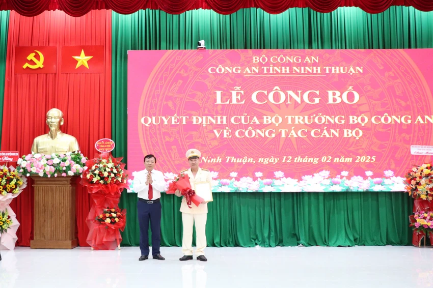 Phó Chủ tịch UBND tỉnh Ninh Thuận Lê Huyền tặng hoa chúc mừng Thượng tá Dũng. Ảnh: CA