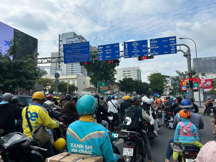 Hiểu rõ các trường hợp có thể bị xử phạt vì chắn lối rẽ phải khi dừng đèn đỏ