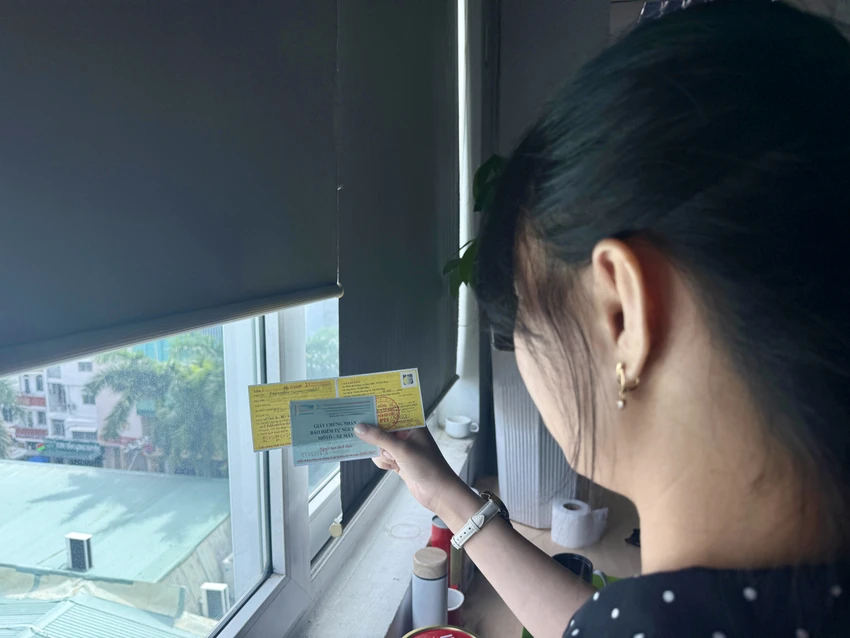 Khi tham gia giao thông đường bộ, người lái xe máy phải mang theo chứng nhận bảo hiểm bắt buộc trách nhiệm dân sự (bảo hiểm xe máy) của chủ xe cơ giới theo quy định. Ảnh: HUỲNH THƠ