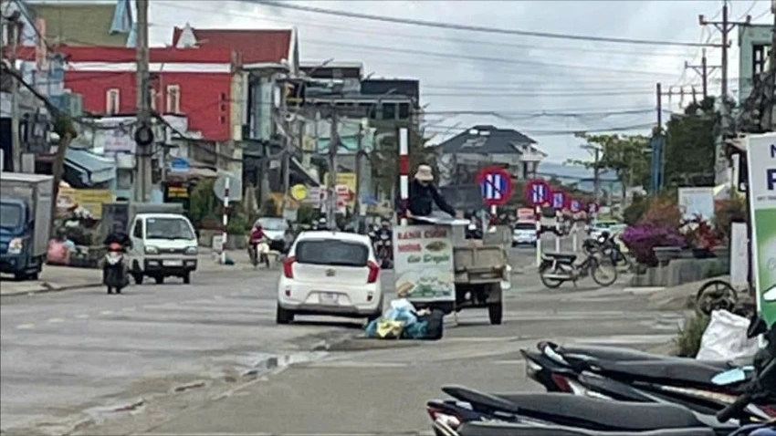 Công nhân đang dỡ bỏ các biển báo cấm đậu xe ngày chẵn. Ảnh: VT