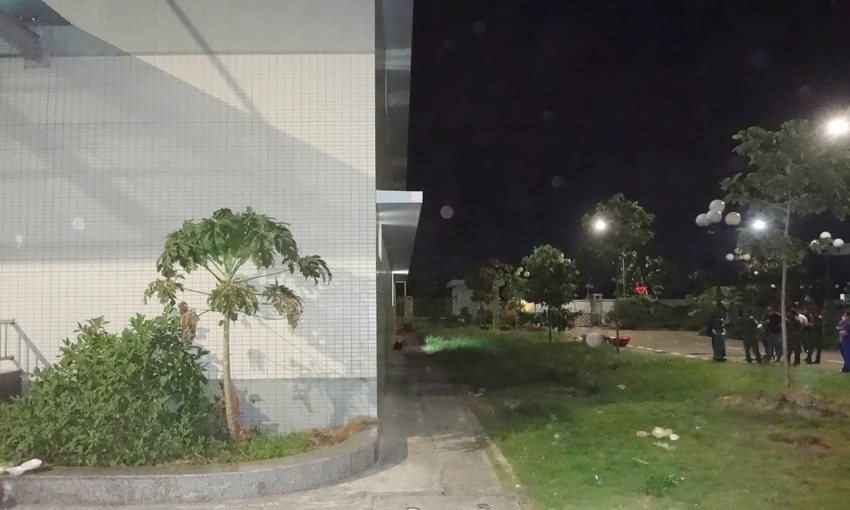 Hiện trường nơi phát hiện người đàn ông tử vong khu vực bãi cỏ Khoa nhiễm bệnh viện Đa khoa Tiền Giang