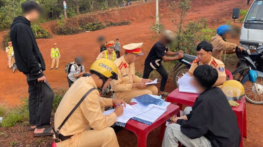 78 người 'săn mây' ở Đắk Nông bị công an giữ phương tiện
